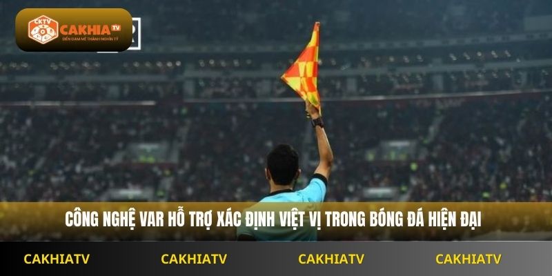 Công nghệ VAR hỗ trợ xác định việt vị trong bóng đá hiện đại